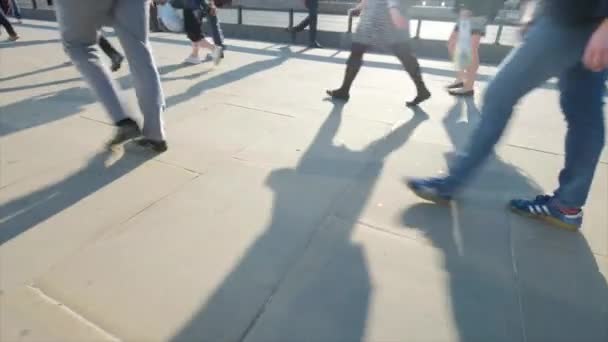 伦敦大桥伦敦桥高峰时段通勤者的低角度观察 — 图库视频影像