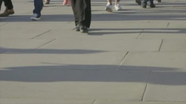 Londra / İngiltere - Nisan 2018 yaklaşık: Lowe görüş açısı yaya bitirim, Londra Köprüsü'nde. Rush hour trafik sıkışıklığı yollarda ve toplu taşımayla kalabalık en yüksek olduğu gün bir parçasıdır. 