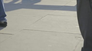 Londra / İngiltere - Nisan 2018 yaklaşık: Lowe görüş açısı yaya bitirim, Londra Köprüsü'nde. Rush hour trafik sıkışıklığı yollarda ve toplu taşımayla kalabalık en yüksek olduğu gün bir parçasıdır. 