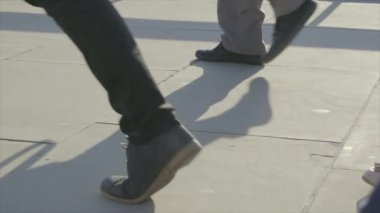 Londra / İngiltere - Nisan 2018 yaklaşık: Lowe görüş açısı yaya bitirim, Londra Köprüsü'nde. Rush hour trafik sıkışıklığı yollarda ve toplu taşımayla kalabalık en yüksek olduğu gün bir parçasıdır. 