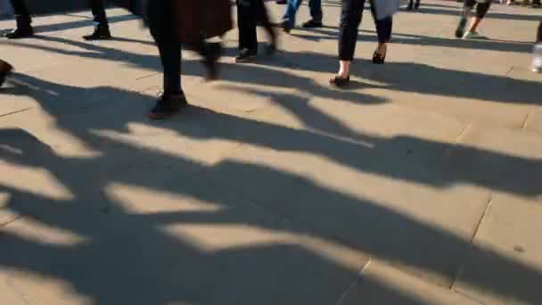 伦敦大桥高峰时段通勤者腿的时间流逝盘 — 图库视频影像