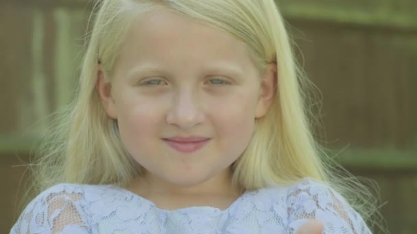Pre Tiener Kaukasisch Meisje Met Een Witte Lippenboom Kikker Haar — Stockvideo