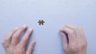 Jigsaw son parçası yerine koyarak bir adamın kişisel bakış açısı