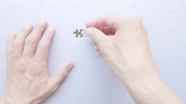 Perspective Personnelle Homme Mettant Place Dernier Morceau Puzzle — Video