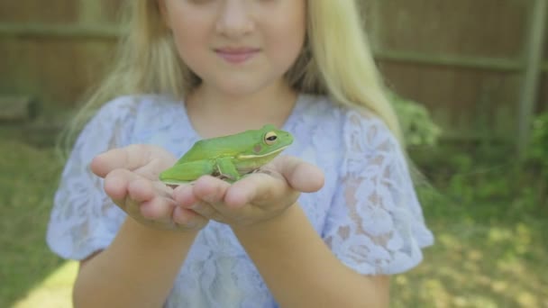 Pre Teen Kavkazské Dívka Drží Bílé Rty Strom Žába Rukou — Stock video