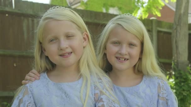 Retrato Pré Adolescente Meninas Caucasianas Gêmeas Olhando Para Câmera — Vídeo de Stock