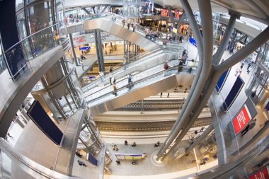 Berlin Merkez Tren İstasyonu'nun yüksek manzarası