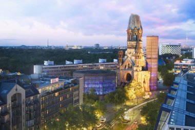 Kaiser Wilhelm Memorial Kilisesi ve Berlin Silueti gün batımında
