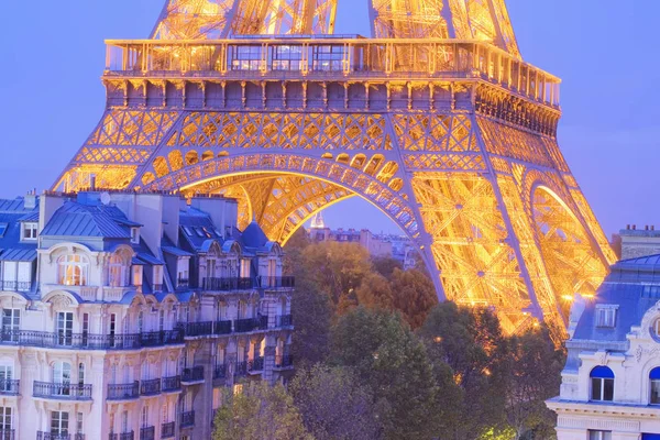 Hoge weergave van het onderste deel van de Eiffel toren — Stockfoto