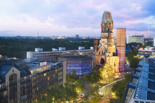 Μνημείο της εκκλησίας Κάιζερ Βίλχελμ και του ορίζοντα του Βερολίνου το σούρουπο — Φωτογραφία Αρχείου