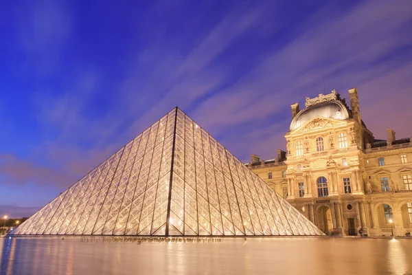 Alacakaranlıkta Louvre Piramidi — Stok fotoğraf