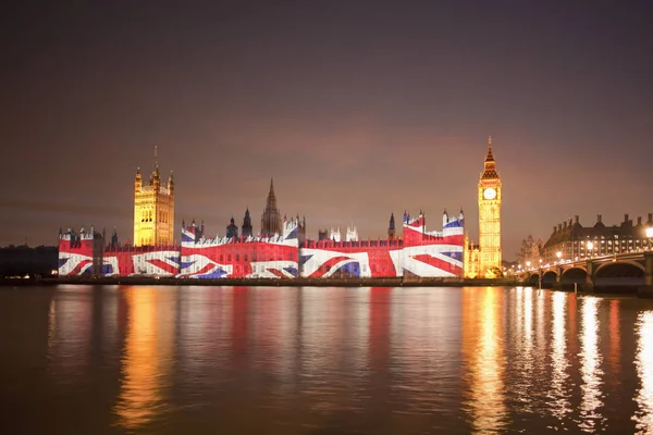 Bandera Union Jack proyectada sobre las Casas del Parlamento al atardecer —  Fotos de Stock