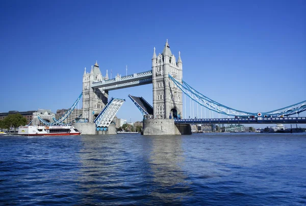 Puente de la Torre con el puente levadizo —  Fotos de Stock