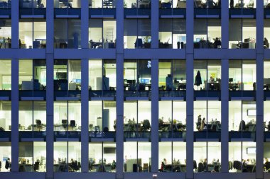 Ofis Binası gece karanlığında