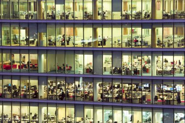 Londra / İngiltere - Kasım 2011: Geceleri modern ofis, ofis çalışanlarının günlük faaliyet gösteren.