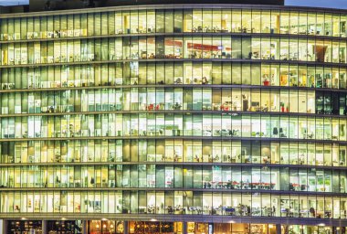 Alacakaranlıkta bir ofisin dış.