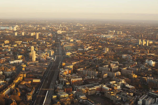 Vista elevada de una ciudad al atardecer —  Fotos de Stock