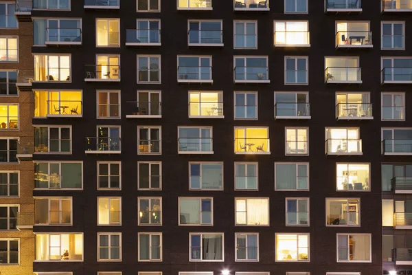 Moderno bloque de apartamentos al atardecer —  Fotos de Stock