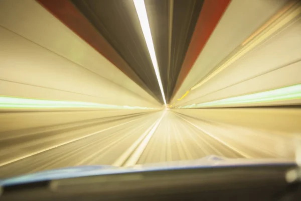 Un coche atravesando un túnel — Foto de Stock