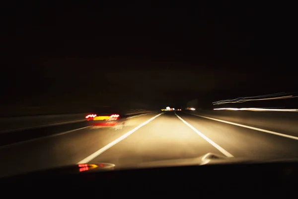 Conducción de coches en carretera sin iluminación — Foto de Stock
