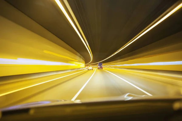 Coche conduciendo a través del túnel — Foto de Stock