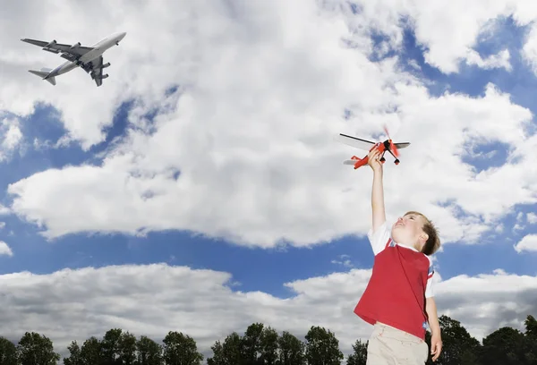 Kleiner Junge spielt mit einem Spielzeugflugzeug — Stockfoto