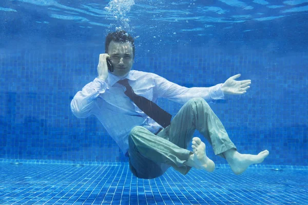 Üzletember beszél a telefonon a víz alatt — Stock Fotó