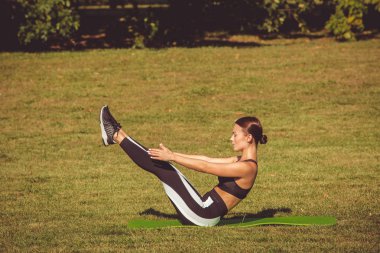 pratik yoga park çayırda atletik beyaz kadın 