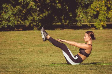 pratik yoga park çayırda atletik beyaz kadın 