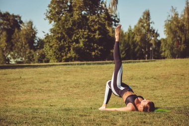 yalınayak kadın pratik yoga yeşil çim çayır Park'ta 