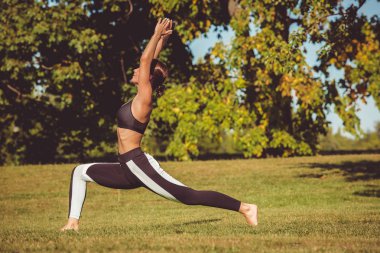 pratik yoga Park, düşük hilal hamle poz kadın