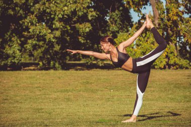 dandayamana dhanurasana parkta yalınayak kadın pratik yoga, poz