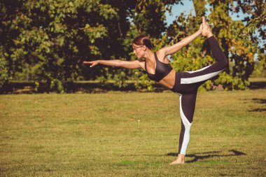 dandayamana dhanurasana parkta yalınayak kadın pratik yoga, poz