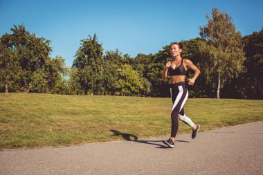 siyah beyaz tozluk ve sportif üst Park'ta çalışan güzel kadın