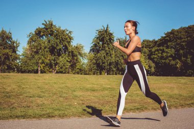 siyah beyaz tozluk ve sportif üst Park'ta çalışan güzel kadın