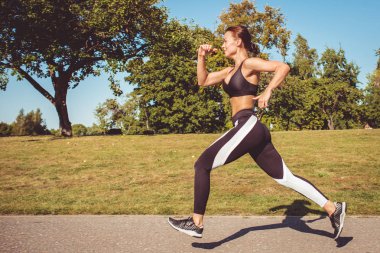 siyah beyaz tozluk ve sportif üst Park'ta çalışan güzel kadın