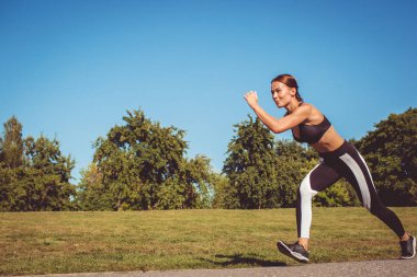 siyah beyaz tozluk ve sportif üst Park'ta çalışan güzel kadın