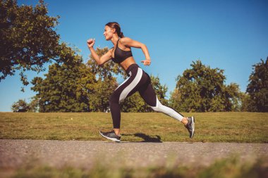 siyah beyaz tozluk ve sportif üst Park'ta çalışan kadın yan görünüm