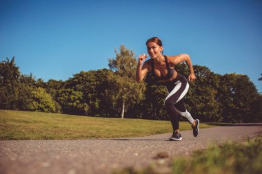 siyah beyaz tozluk ve sportif üst Park'ta çalışan kadın