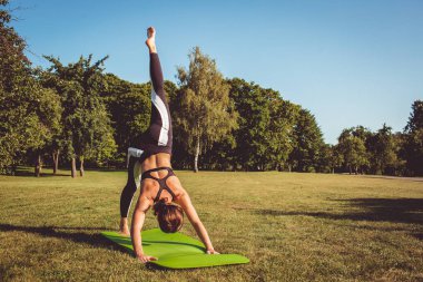 pratik yoga Park, kadın köpek poz, kalça açacağı egged