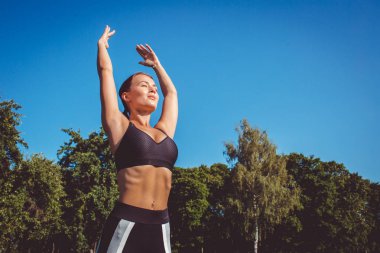 kadının sıcak yapması ups sabah parkta 