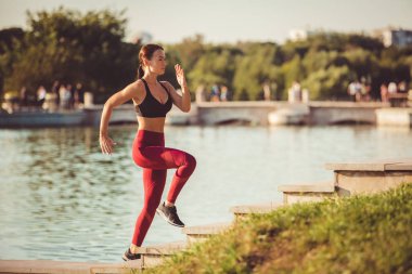 Park spor pratik ve gölde Isınma yapıyor sportif kadın