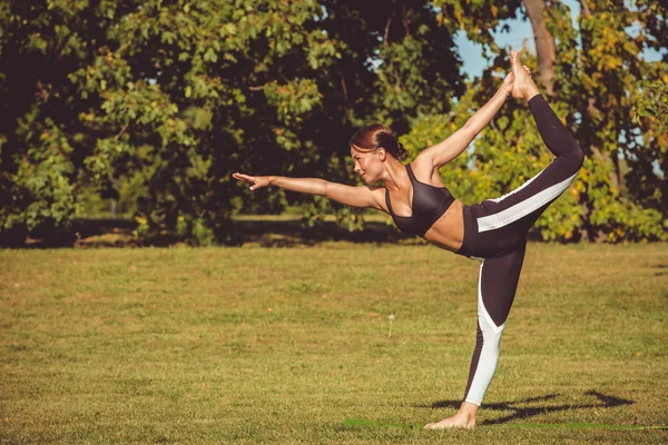dandayamana dhanurasana parkta yalınayak kadın pratik yoga, poz