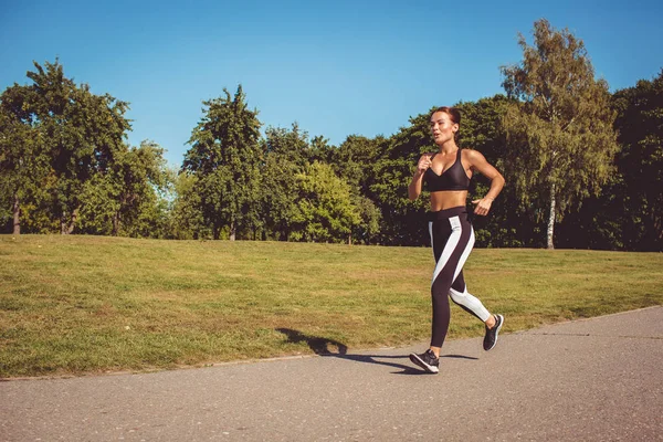 siyah beyaz tozluk ve sportif üst Park'ta çalışan güzel kadın