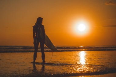 sörfçü kadın deniz suyu surfboard ile 