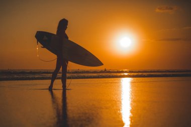 sörfçü kadın deniz suyu surfboard ile 