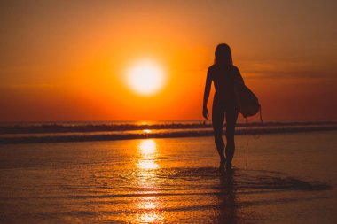 arkadan görünüşü sörfçü kadın denizde surfboard ile 