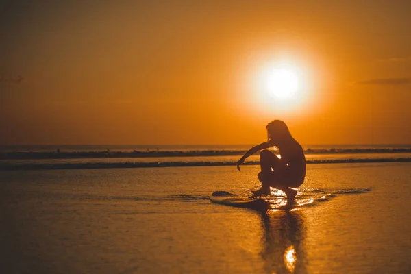 Silueta Mujer Surfista Sentado Con Tabla Surf Agua Aprendizaje — Foto de Stock