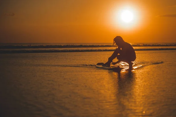 Silueta Mujer Surfista Sentado Con Tabla Surf Agua Aprendizaje — Foto de Stock