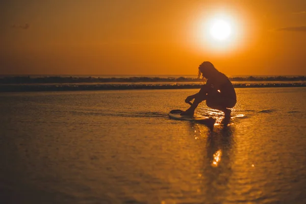 Silueta Mujer Surfista Sentado Con Tabla Surf Agua Aprendizaje — Foto de Stock